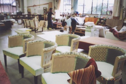 佐山製作所栃木工場の椅子製作の様子