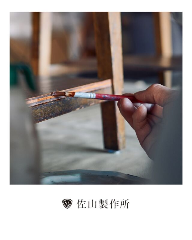 “Applying varnish”
ニス塗り

#funiture #オーダー家具 #customfuniture #家具修理
#椅子張り替え #repairfurniture #家具屋 #佐山製作所
#varnish #工場萌え #ニス塗り #職人の手 
#upholstery#職人#塗装#artisan#photography