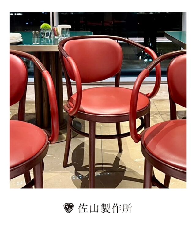 “Armrest repair “ 
某ホテル様よりご依頼をいただき、肘掛け部分のビニールレザーに空いた穴をパテで補修し、着色いたしました。
作業は現地にて対応させていただきました。

#funiture #オーダー家具 #customfuniture #家具修理
#椅子張り替え #repairfurniture #家具屋 #佐山製作所
#職人技 #工場萌え #craftsmanship 
#upholstery#職人#artisan #photography
#madetoorder