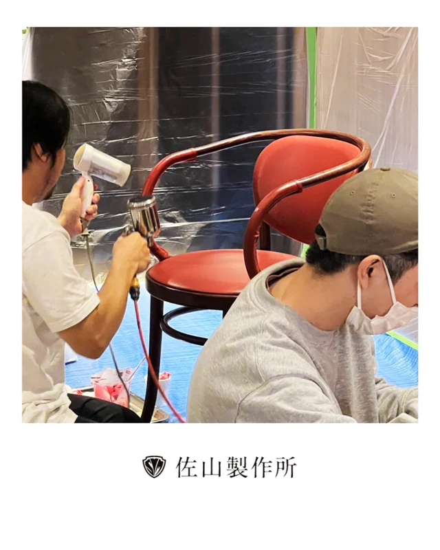 “Armrest repair “ 
某ホテル様よりご依頼をいただき、肘掛け部分のビニールレザーに空いた穴をパテで補修し、着色いたしました。
作業は現地にて対応させていただきました。

#funiture #オーダー家具 #customfuniture #家具修理
#椅子張り替え #repairfurniture #家具屋 #佐山製作所
#職人技 #工場萌え #craftsmanship 
#upholstery#職人#artisan #photography
#madetoorder