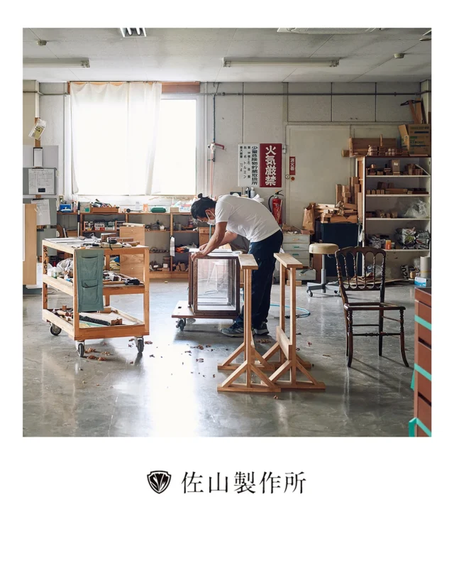 “factory during the daytime” 
日中の工場は、いー感じの光が差し込みます。

#funiture #オーダー家具 #customfuniture #家具修理
#椅子張り替え #repairfurniture #家具屋 #佐山製作所
#職人技 #工場萌え #craftsmanship 
#upholstery#職人#artisan #photography