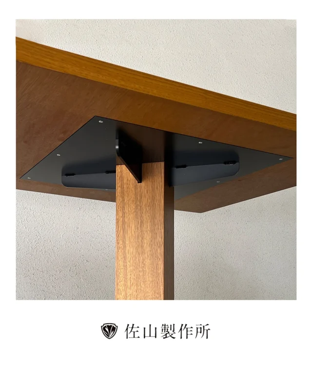“Custom-made table for a five-star hotel restaurant.”

5つ星ホテル様より、レストランの席数拡充に伴うテーブル製作のご依頼。
既存のテーブルと意匠の統一を図って製作いたしました。

支柱内部には金物を使用し、その上から無垢材を貼り合わせています。
各所に金属補強を施すことで、美観と構造強度を両立させました。

#funiture #オーダー家具 #customfuniture #家具修理
#椅子張り替え #repairfurniture #家具屋 #佐山製作所
#職人技 #craftsmanship 
#upholstery#職人#artisan #photography
