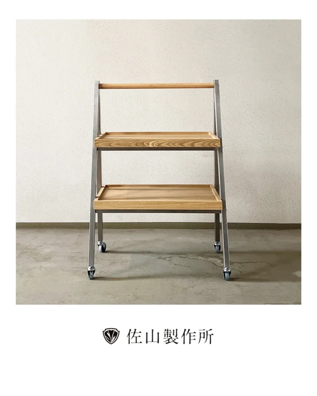 “Service cart upgrade”

某5つ星ホテル内の高級鉄板焼きレストラン様より、サービスワゴンの修繕・改良をご依頼いただきました。

既存のトレイには、鉄板で調理された熱いお皿による焦げ跡が見られました。そこで、単なる交換ではなく「より長持ちする」ことを目指し、最適な素材を検討。耐熱性に優れたメラミン材をご提案し、採用いただきました。

トレイに合わせて、取っ手も美観を損なわないように製作。
また、スムーズかつ静かな移動を実現するため、高性能キャスターへの交換も実施しました。

店舗什器の修理やオーダーメイド製作なども、
お気軽にご相談ください！

#funiture #オーダー家具 #customfuniture #家具修理 #repairfurniture #家具屋 #佐山製作所
#職人技  #craftsmanship 
#家具職人#artisan #photography
#madetoorder #店舗什器