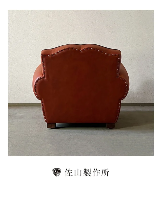 “Antique sofa repair”

外国人のお客様からご依頼いただいた、
本革のアンティークソファの修理。

背もたれと座面にコイルスプリングと麻素材のヘッシャンを使用した、現在では珍しい伝統的な構造でした。
施工では、アンティークゆえの木部損傷の修理に加え、コイルスプリングの張り上げという高度な技術が必要で、通常より難易度の高い作業となりました。

また、張り替えには、
このソファが刻んできた歴史に、これからの物語を重ねていけるような味わい深い本革を選定しました。

アンティーク家具の修理もお任せください！

#funiture #オーダー家具 #customfuniture #家具修理
#ソファ修理 #アンティーク家具 
#椅子張り替え #repairfurniture #家具屋 #佐山製作所
#職人技  #craftsmanship 
#upholstery#家具職人#artisan #photography
#madetoorder