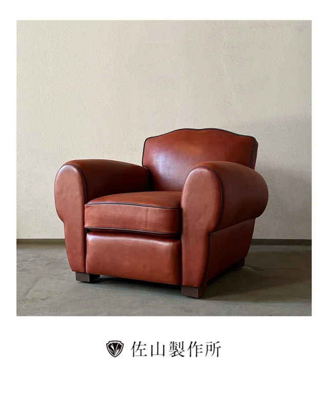 “Antique sofa repair”

外国人のお客様からご依頼いただいた、
本革のアンティークソファの修理。

背もたれと座面にコイルスプリングと麻素材のヘッシャンを使用した、現在では珍しい伝統的な構造でした。
施工では、アンティークゆえの木部損傷の修理に加え、コイルスプリングの張り上げという高度な技術が必要で、通常より難易度の高い作業となりました。

また、張り替えには、
このソファが刻んできた歴史に、これからの物語を重ねていけるような味わい深い本革を選定しました。

アンティーク家具の修理もお任せください！

#funiture #オーダー家具 #customfuniture #家具修理
#ソファ修理 #アンティーク家具 
#椅子張り替え #repairfurniture #家具屋 #佐山製作所
#職人技  #craftsmanship 
#upholstery#家具職人#artisan #photography
#madetoorder