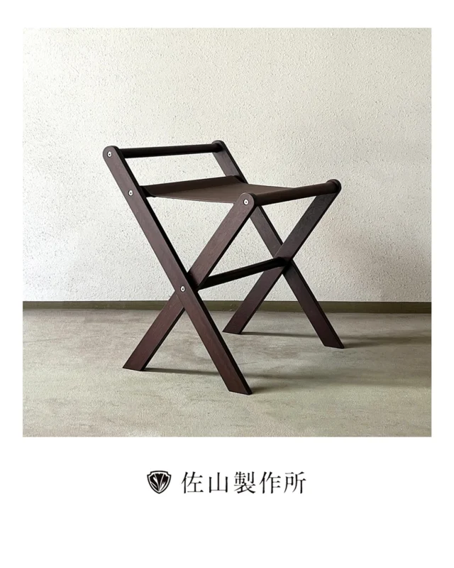 “Luggage rack”

某五つ星ホテルよりご依頼いただいた、バゲージラック（荷物置き台）の製作。
高品質な本革を使用しており、本革特有の伸びを防ぐため、裏地として補強用の生地を重ねて丁寧に縫製しています。この二重構造により、耐久性と美しさを両立を実現させました。

#funiture #オーダー家具 #customfuniture #家具修理  #ソファ修理　#luggagerack  #什器 
#椅子張り替え #repairfurniture #家具屋 #佐山製作所
#職人技  #craftsmanship 
#upholstery#家具職人#artisan #photography
#madetoorder