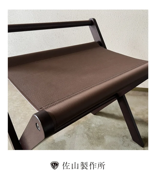 “Luggage rack”

某五つ星ホテルよりご依頼いただいた、バゲージラック（荷物置き台）の製作。
高品質な本革を使用しており、本革特有の伸びを防ぐため、裏地として補強用の生地を重ねて丁寧に縫製しています。この二重構造により、耐久性と美しさを両立を実現させました。

#funiture #オーダー家具 #customfuniture #家具修理  #ソファ修理　#luggagerack  #什器 
#椅子張り替え #repairfurniture #家具屋 #佐山製作所
#職人技  #craftsmanship 
#upholstery#家具職人#artisan #photography
#madetoorder