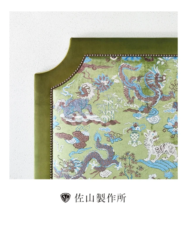 “Custom-made Headboard”

セミダブルベッド用のヘッドボードを製作いたしました。

お客様がセレクトされた海外の生地と、少し大きめの鋲を合わせることで、上品さと個性を兼ね備えた仕上がりに。

デザイン面だけでなく、実用性にもこだわっています。

柄生地を張った化粧板は本体から取り外し可能とし、さらに巾木(はばぎ)を避けられるよう裏側下部に切り欠き加工を施しました。

見た目と機能性を両立した、オーダーメイドならではの一点です。

#furniture #オーダー家具 #customfurniture #家具修理 #ソファ修理 #headboard #ヘッドボード 
#椅子張り替え #repairfurniture #家具屋 #佐山製作所
#職人技 #craftsmanship #upholstery #家具職人 #artisan #photography #madetoorder