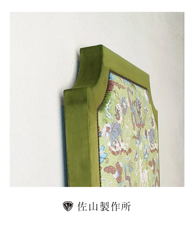 “Custom-made Headboard”

セミダブルベッド用のヘッドボードを製作いたしました。

お客様がセレクトされた海外の生地と、少し大きめの鋲を合わせることで、上品さと個性を兼ね備えた仕上がりに。

デザイン面だけでなく、実用性にもこだわっています。

柄生地を張った化粧板は本体から取り外し可能とし、さらに巾木(はばぎ)を避けられるよう裏側下部に切り欠き加工を施しました。

見た目と機能性を両立した、オーダーメイドならではの一点です。

#furniture #オーダー家具 #customfurniture #家具修理 #ソファ修理 #headboard #ヘッドボード 
#椅子張り替え #repairfurniture #家具屋 #佐山製作所
#職人技 #craftsmanship #upholstery #家具職人 #artisan #photography #madetoorder