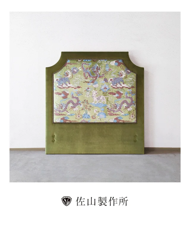 “Custom-made Headboard”

セミダブルベッド用のヘッドボードを製作いたしました。

お客様がセレクトされた海外の生地に、少し大きめの鋲を合わせることで、上品さと個性を兼ね備えた仕上がりに。

デザイン面だけでなく、実用性にもこだわっています。

柄生地を張った化粧板は本体から取り外し可能とし、さらに巾木(はばぎ)を避けられるよう裏側下部に切り欠き加工を施しました。

見た目と機能性を両立した、オーダーメイドならではの一点です。

#furniture #オーダー家具 #customfurniture #家具修理 #ソファ修理 #headboard #ヘッドボード 
#椅子張り替え #repairfurniture #家具屋 #佐山製作所
#職人技 #craftsmanship #upholstery #家具職人 #artisan #photography #madetoorder