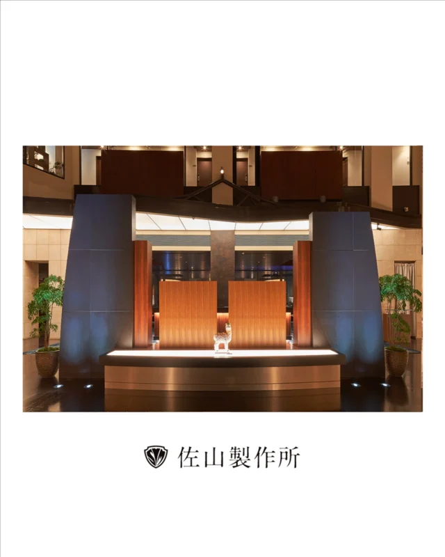 “Custom Reception Counter Fabrication”

某五つ星ホテルのロビーラウンジ改修に伴い、
新しいレセプションカウンターの制作を承りました。

カウンターの位置が移動することとなり、
中央にある柱を活かす形でデザインされています。

分割して製作し、現場で精緻な組み立てを行いました。

ホテルに求められるクオリティに応えるため、細部にまでこだわり制作いたしました。

#レセプションカウンター #内装デザイン #什器製作 #ホテルフロント #五つ星ホテル
#furniture #オーダー家具 #customfurniture 
#家具屋 #佐山製作所 #職人技 #craftsmanship #madetoorder
#高級家具 #特注家具#artisan #receptioncounter