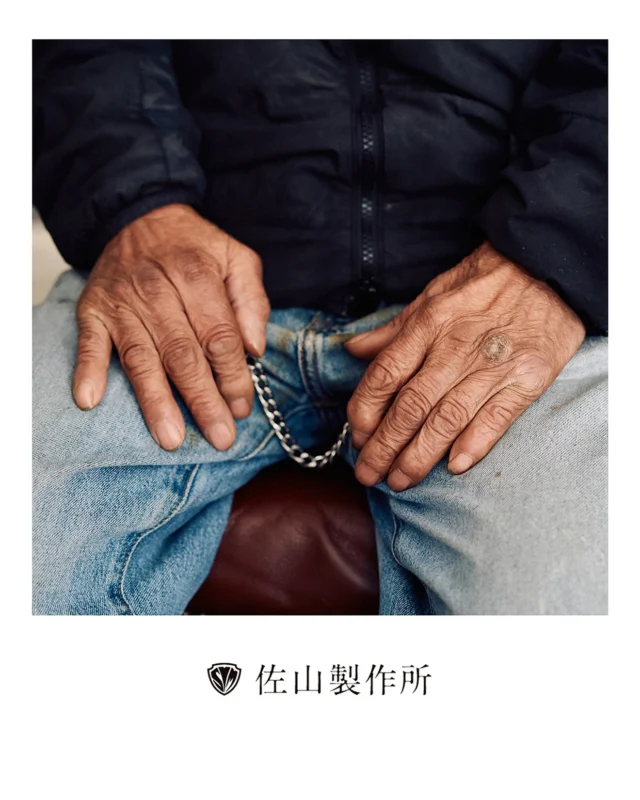 “Artisan’s hands”
佐山製作所を長年支えてくださっている職人の
”手”を撮影させていただきました。

#furniture #オーダー家具 #customfurniture #家具修理
#椅子張り替え #repairfurniture #家具屋 #佐山製作所
#職人技 #工場萌え #craftsmanship 
#upholstery#家具職人#artisan #photography
#madetoorder #間々田 #手 #artizan #職人の手