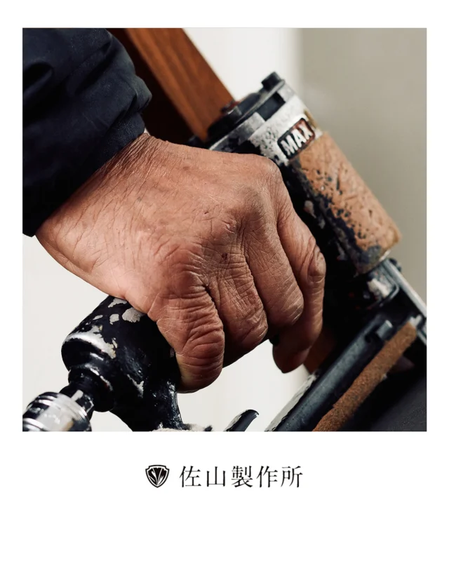 “Artisan’s hands”
佐山製作所を長年支えてくださっている職人の”手”
を撮影させていただきました。

#furniture #オーダー家具 #customfurniture #家具修理
#椅子張り替え #repairfurniture #家具屋 #佐山製作所
#職人技 #工場萌え #craftsmanship 
#upholstery#家具職人#artisan #photography
#madetoorder #間々田 #手 #artizan #職人の手