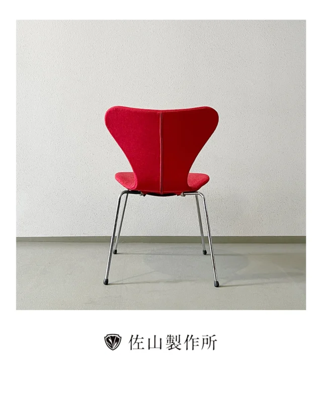 “Made-to-order cushion covers for Arne Jacobsen’s Seven chair”

北欧の名作椅子セブンチェア。

お洒落なデザインで座り心地も良いのですが、合板で出来ているため長時間使用するとお尻や背中が痛くなります。
また冬場は肌に触れると冷たく感じます。

こちらのカバーは10mmのクッション材に、丈夫な布地で出来ているため、座り心地がとても良くなります。
カラー・素材（布地・革・ビニールレザー）を国内外の豊富なカタログからお選び頂けるので、お部屋の雰囲気に合わせてコーディネート可能です。

簡単に取り外しできるので、夏場はセブンチェアそのまま、冬場はカバーを付けてという使い方も出来ます。

#furniture #オーダー家具 #customfurniture
#家具修理 #アンティーク家具 
#椅子張り替え #repairfurniture #家具屋 #佐山製作所
#職人技  #craftsmanship 
#upholstery #家具職人 #artisan 
#madetoorder #sevenchair #arnejacobsen #セブンチェア
#アルネヤコブセン #セブンチェア修理 
#セブンチェア用クッション