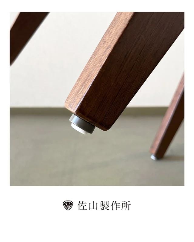 “Dining chair repair”

アメリカ政府機関に勤務されている方のみが居住できるシロタゴードンタワーにお住まいのアメリカ人の方から、2回目のご依頼をいただきました。

今回は、ダイニングチェアの座面張替え、木部の修理、
およびフローリング保護のための脚先クッション材の交換を行いました。

張地には、サンゲツ「テディーUP5892」を採用。
マットな質感の糸を使用した、柔らかな手触りが特徴の生地です。

以前はビニールレザー張りでしたが、ファブリック張地に変更したことで、温かみのある優しい印象の椅子に仕上がりました。

#furniture #オーダー家具 #customfurniture
#家具修理 #アンティーク家具 
#椅子張り替え #repairfurniture #家具屋 #佐山製作所
#職人技  #craftsmanship 
#upholstery #家具職人 #artisan 
#madetoorder