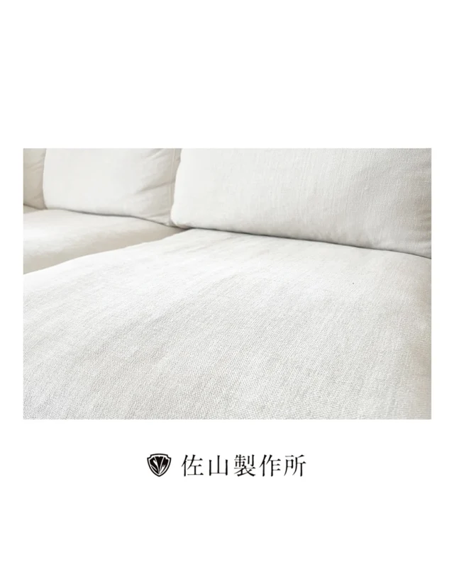 “Reupholstery of two sofas and an ottoman”

今回はトルコ人の方から、
ソファ2台とオットマン1台の
張替えのご依頼をいただきました。

汚れに強い白い生地をご希望でしたので、
水だけで汚れが落ちる高機能性を持った椅子生地、
スペイン製の
”アクアクリーン UP5555 スプリットAC”
を使用させていただきました。

また、座面下にはもともと黒い生地が張られており、
ソファの側面からその黒い部分がわずかに見える構造でした。

お客様とご相談のうえ、
表面と同じ白い生地を使用させていただきました。

#furniture #オーダー家具 #customfurniture #家具修理
#ソファ張替え #repairfurniture #家具屋 #佐山製作所
#職人技 #工場萌え #craftsmanship 
#upholstery#家具職人#artisan #photography
#madetoorder #sofa #ottoman #オットマン