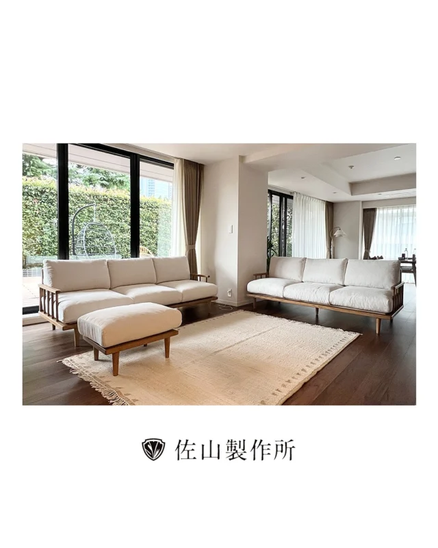 “Reupholstery of two sofas and an ottoman”

今回はトルコ人の方から、
ソファ2台とオットマン1台の
張替えのご依頼をいただきました。

汚れに強い白い生地をご希望でしたので、
水だけで汚れが落ちる高機能性を持った椅子生地、
スペイン製の
”アクアクリーン UP5555 スプリットAC”
を使用させていただきました。

また、座面下にはもともと黒い生地が張られており、
ソファの側面からその黒い部分がわずかに見える構造でした。

お客様とご相談のうえ、
表面と同じ白い生地を使用させていただきました。

#furniture #オーダー家具 #customfurniture #家具修理
#ソファ張替え #repairfurniture #家具屋 #佐山製作所
#職人技 #工場萌え #craftsmanship 
#upholstery#家具職人#artisan #photography
#madetoorder #sofa #ottoman #オットマン