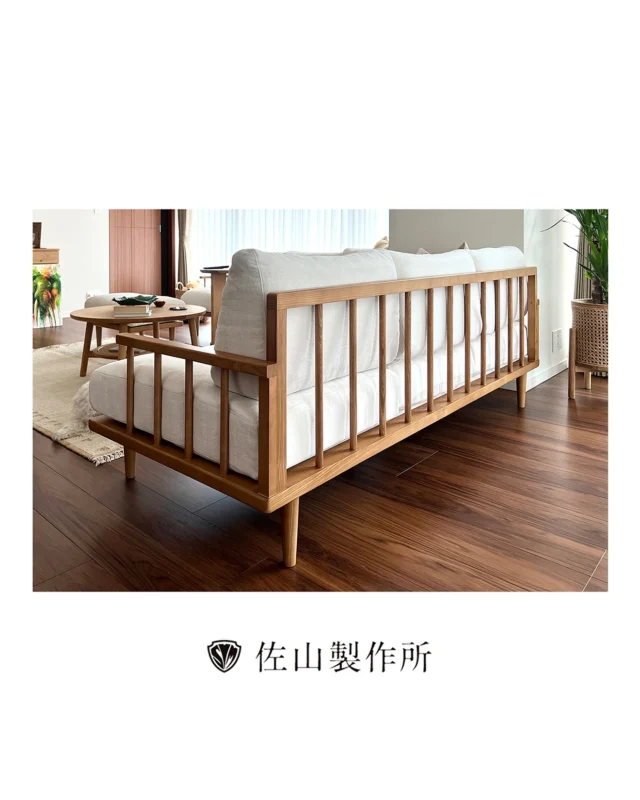 “Reupholstery of two sofas and an ottoman”

今回はトルコ人の方から、
ソファ2台とオットマン1台の
張替えのご依頼をいただきました。

汚れに強い白い生地をご希望でしたので、
水だけで汚れが落ちる高機能性を持った椅子生地、
スペイン製の
”アクアクリーン UP5555 スプリットAC”
を使用させていただきました。

また、座面下にはもともと黒い生地が張られており、
ソファの側面からその黒い部分がわずかに見える構造でした。

お客様とご相談のうえ、
表面と同じ白い生地を使用させていただきました。

#furniture #オーダー家具 #customfurniture #家具修理
#ソファ張替え #repairfurniture #家具屋 #佐山製作所
#職人技 #工場萌え #craftsmanship 
#upholstery#家具職人#artisan #photography
#madetoorder #sofa #ottoman #オットマン