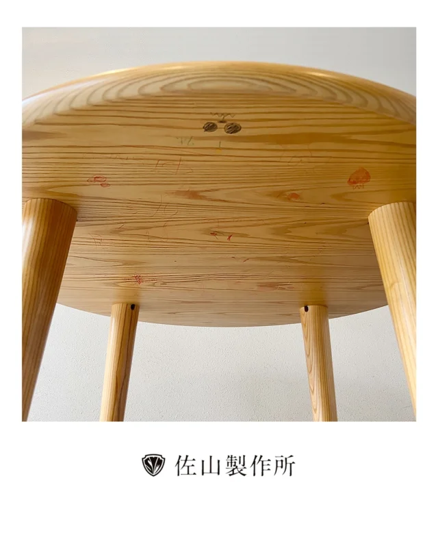 “Table refinishing”

家具蔵様で購入されたホワイトアッシュ材の
円形テーブルの塗装修理をさせていただきました。

お引き取りの際、テーブルを分解すると、
ご両親もご存じなかったお子様の幼少期の落書きが裏側に残っているのを発見しました。

この落書きは、家具が家族の歴史の一部として育まれてきた証。
私たちは、その思い出を大切に、
裏側の落書き部分をクリアコートで保護し、
表面のみ新品同様に仕上げました。

お客様からの「とても嬉しい！」とのお言葉をいただき、
私たちもとても嬉しくなりました。
家具の修理を通して、家族のストーリーを紡ぐお手伝いができた事は、私たちにとって大変光栄でした。

#furniture #オーダー家具 #customfurniture
#家具修理  #アンティーク家具 
#椅子張り替え #repairfurniture 
#家具屋 #佐山製作所 #塗装修理
#職人技  #craftsmanship 
#家具職人 #artisan 
#madetoorder