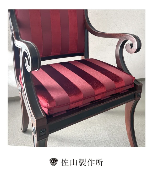 “Reupholstering | British Hills, Fukushima”

福島県羽鳥湖高原に中世英国の街を忠実に再現した、
パスポートのいらない英国『ブリティッシュヒルズ』様の椅子を
張替えさせていただきました。

英国から輸入した椅子張り生地を使用しました。

ストライプ柄を背裏から座面まできれいに合わせることで、
高級感のある椅子に仕上がりました。

#furniture #オーダー家具 #customfurniture
#家具修理  #アンティーク家具 
#椅子張り替え #repairfurniture 
#家具屋 #佐山製作所
#職人技  #craftsmanship 
#upholstery #家具職人 #artisan 
#madetoorder