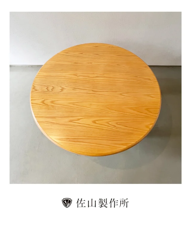 “Table refinishing”

家具蔵様で購入されたホワイトアッシュ材の
円形テーブルの塗装修理をさせていただきました。

お引き取りの際、テーブルを分解すると、
ご両親もご存じなかったお子様の幼少期の落書きが裏側に残っているのを発見しました。

この落書きは、家具が家族の歴史の一部として育まれてきた証。
私たちは、その思い出を大切に、
裏側の落書き部分をクリアコートで保護し、
表面のみ新品同様に仕上げました。

お客様からの「とても嬉しい！」とのお言葉をいただき、
私たちもとても嬉しくなりました。
家具の修理を通して、家族のストーリーを紡ぐお手伝いができた事は、私たちにとって大変光栄でした。

#furniture #オーダー家具 #customfurniture
#家具修理  #アンティーク家具 
#椅子張り替え #repairfurniture 
#家具屋 #佐山製作所 #塗装修理
#職人技  #craftsmanship 
#家具職人 #artisan 
#madetoorder