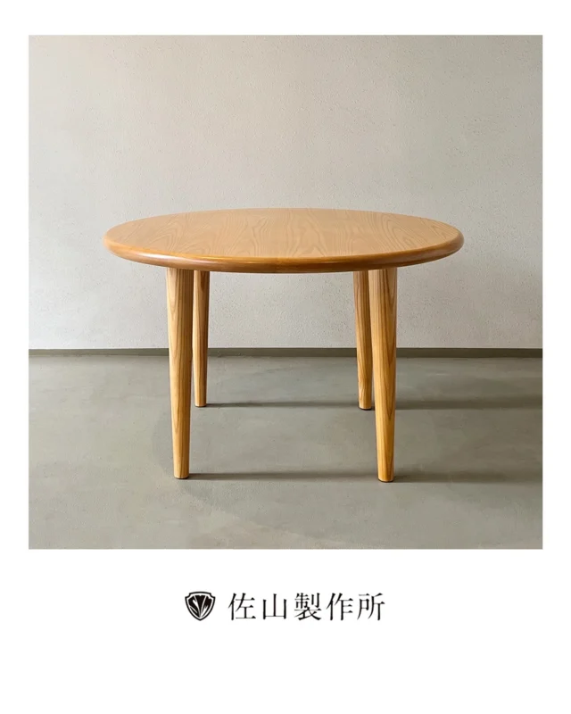 “Table refinishing”

家具蔵様で購入されたホワイトアッシュ材の
円形テーブルの塗装修理をさせていただきました。

お引き取りの際、テーブルを分解すると、
ご両親もご存じなかったお子様の幼少期の落書きが裏側に残っているのを発見しました。

この落書きは、家具が家族の歴史の一部として育まれてきた証。
私たちは、その思い出を大切に、
裏側の落書き部分をクリアコートで保護し、
表面のみ新品同様に仕上げました。

お客様からの「とても嬉しい！」とのお言葉をいただき、
私たちもとても嬉しくなりました。
家具の修理を通して、家族のストーリーを紡ぐお手伝いができた事は、私たちにとって大変光栄でした。

#furniture #オーダー家具 #customfurniture
#家具修理  #アンティーク家具 
#椅子張り替え #repairfurniture 
#家具屋 #佐山製作所 #塗装修理
#職人技  #craftsmanship 
#家具職人 #artisan 
#madetoorder