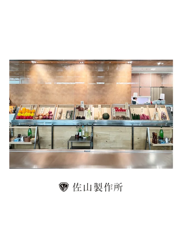 “Display trays for restaurant ingredients”

五つ星ホテルのレストランから、
食材を飾るためのディスプレイ用トレイをご注文頂きました。

オークの無垢材を使用し、塗料には食品衛生法に適合し食品に直接触れる器具や壁に使われる安全性の高い食品衛生法適合塗料を使用して製作致しました。

#佐山製作所 #madetoorder #custumfurniture
#オーダーメイド家具 #食品トレイ