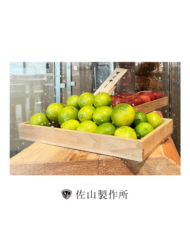 “Display trays for restaurant ingredients”

五つ星ホテルのレストランから、
食材を飾るためのディスプレイ用トレイをご注文頂きました。

オークの無垢材を使用し、塗料には食品衛生法に適合し食品に直接触れる器具や壁に使われる安全性の高い食品衛生法適合塗料を使用して製作致しました。

#佐山製作所 #madetoorder #custumfurniture
#オーダーメイド家具 #食品トレイ