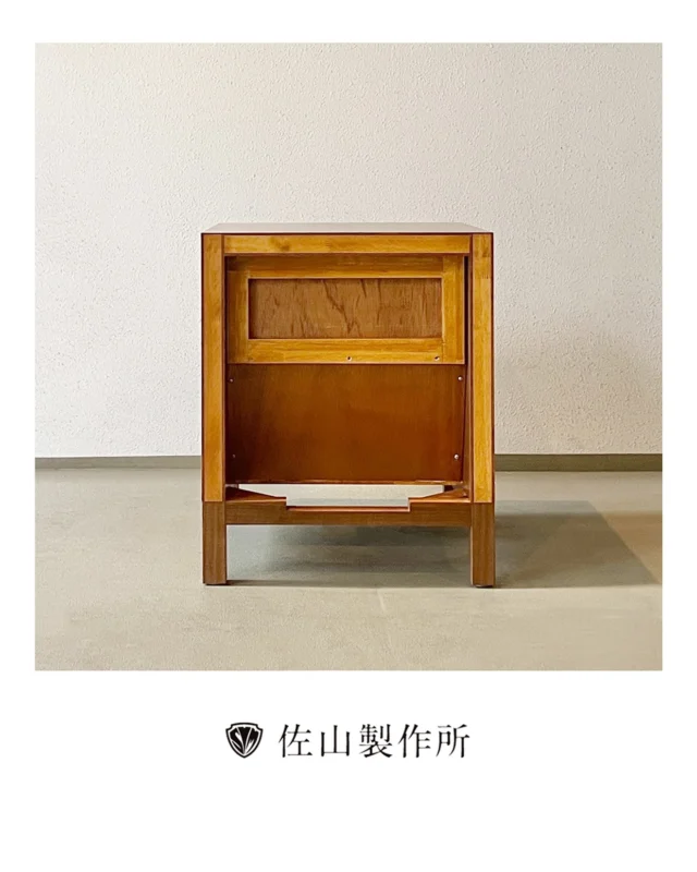 “Custom cabinets for a four-star hotel”

四つ星ホテルの客室用キャビネットを新規製作させていただきました。

ウォールナット突板のきれいな木目、ステンレス製の引き出しの取手、前面には本革を使用することによって高級感を出すことができました。

#佐山製作所 #custumfurniture #オーダーメイド家具
#キャビネット #家具屋