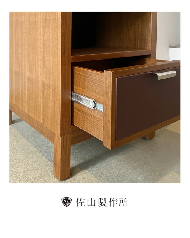 “Custom cabinets for a four-star hotel”

四つ星ホテルの客室用キャビネットを新規製作させていただきました。

ウォールナット突板のきれいな木目、ステンレス製の引き出しの取手、前面には本革を使用することによって高級感を出すことができました。

#佐山製作所 #custumfurniture #オーダーメイド家具
#キャビネット #家具屋
