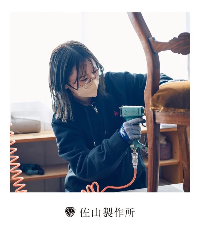 “Upholstery in progress”

弊社栃木工場にはとてもキレイな光が差し込みます。

#佐山製作所 #Upholstery #FurnitureRestoration 
#椅子張り #家具修理