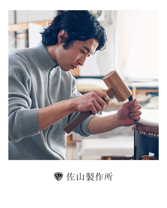 “Upholstery in progress”

木槌を使って、一つ一つ丁寧に。

#佐山製作所 #Upholstery #FurnitureRestoration 
#椅子張り #家具修理