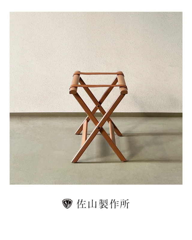 “Custom-made laggage rack ”​​​​​​​​​​​​​​​​

5つ星ホテルを運営されているお客様より、
新たに葉山でオープンするホテルの客室用として、
既存のバゲージラックのデザイン変更をご依頼頂きました。

葉山の客室に馴染むよう、木部の色を変更し、ベルト部分には本革を使用させて頂きました。

#佐山製作所　#furniture #madetoorderfurniture 
#家具屋 #オーダーメイド家具