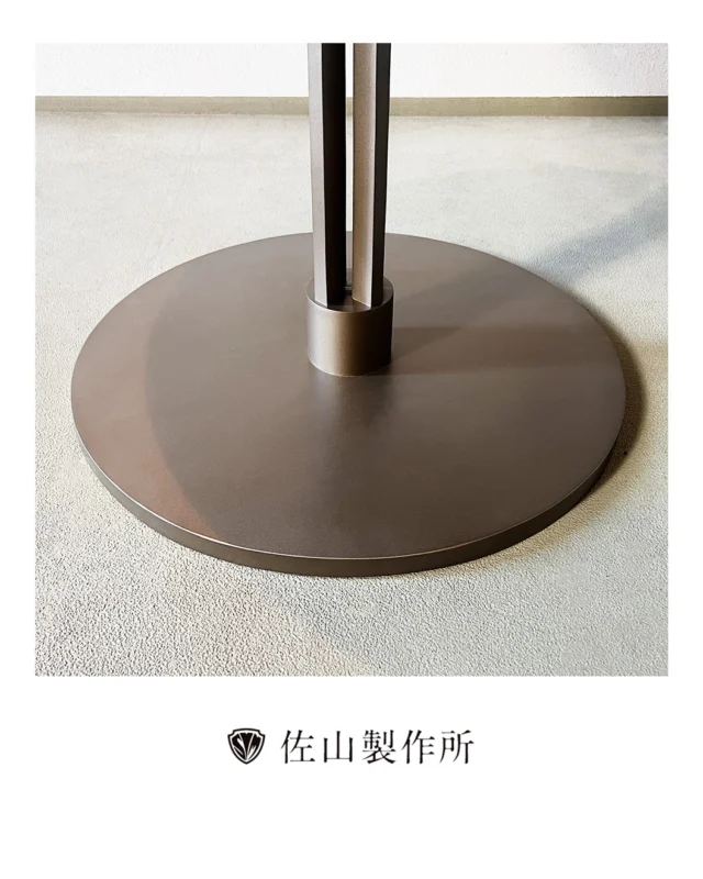 五つ星ホテルのレストランテラスで使用されているテーブルの修理をご依頼いただきました。

脚のメッキ再加工と天板の剥離塗装を施しました。

お客様には、
「新品のようになった！」
と大変喜んでいただけました。

#佐山製作所 #家具修理  #furniturerestoration 
#テーブル塗装 #ホテル什器