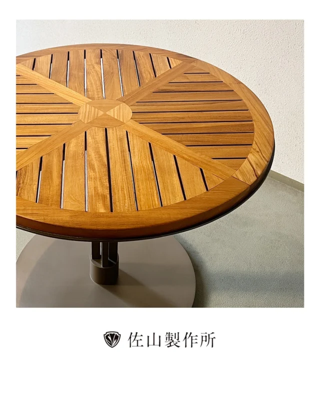 五つ星ホテルのレストランテラスで使用されているテーブルの修理をご依頼いただきました。

脚のメッキ再加工と天板の剥離塗装を施しました。

お客様には、
「新品のようになった！」
と大変喜んでいただけました。

#佐山製作所 #家具修理  #furniturerestoration 
#テーブル塗装 #ホテル什器