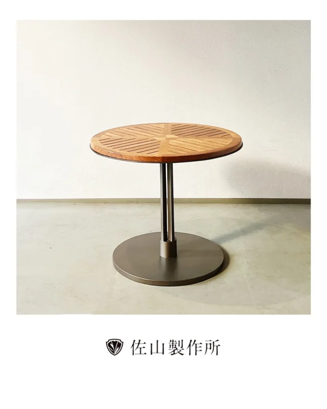 五つ星ホテルのレストランテラスで使用されているテーブルの修理をご依頼いただきました。

脚のメッキ再加工と天板の剥離塗装を施しました。

お客様には、
「新品のようになった！」
と大変喜んでいただけました。

#佐山製作所 #家具修理  #furniturerestoration 
#テーブル塗装 #ホテル什器