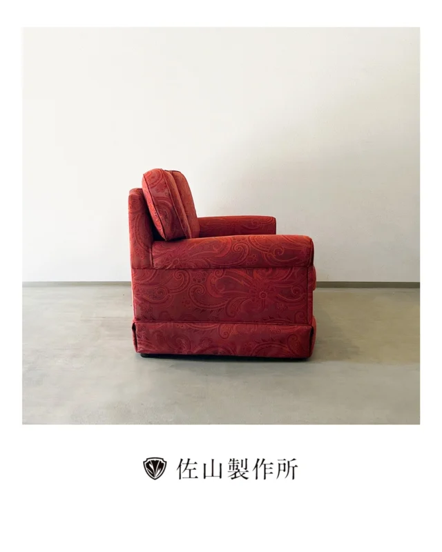 “Sofa Reupholstering in the Ambassador’s Office”

ペルー大使館の大使執務室内のソファの張替えを承りました。

使用生地はシンコールの「ギダ（T-9590）」。

背もたれと座面のクッション部分の柄を合わせるなど、
細部までこだわり、丁寧に作業いたしました。

格式高い空間にふさわしい、重厚感ある仕上がりとなりました。​​​​​​​​​​​​​​​​

#佐山製作所 #ソファ張替え #sofareupholstery 
#家具屋 #furniturerestoration