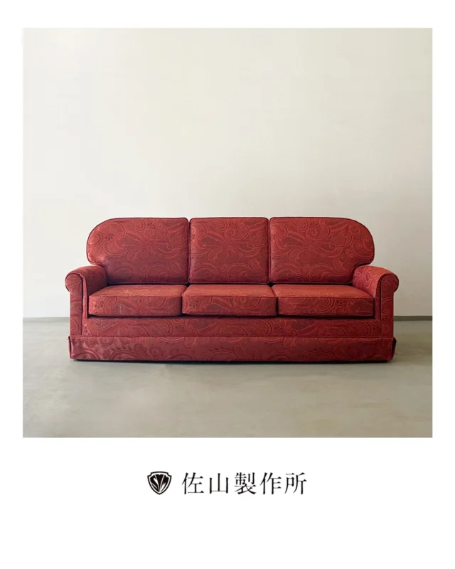 “Sofa Reupholstering in the Ambassador’s Office”

ペルー大使館の大使執務室内のソファの張替えを承りました。

使用生地はシンコールの「ギダ（T-9590）」。

背もたれと座面のクッション部分の柄を合わせるなど、
細部までこだわり、丁寧に作業いたしました。

格式高い空間にふさわしい、重厚感ある仕上がりとなりました。​​​​​​​​​​​​​​​​

#佐山製作所 #ソファ張替え #sofareupholstery 
#家具屋 #furniturerestoration