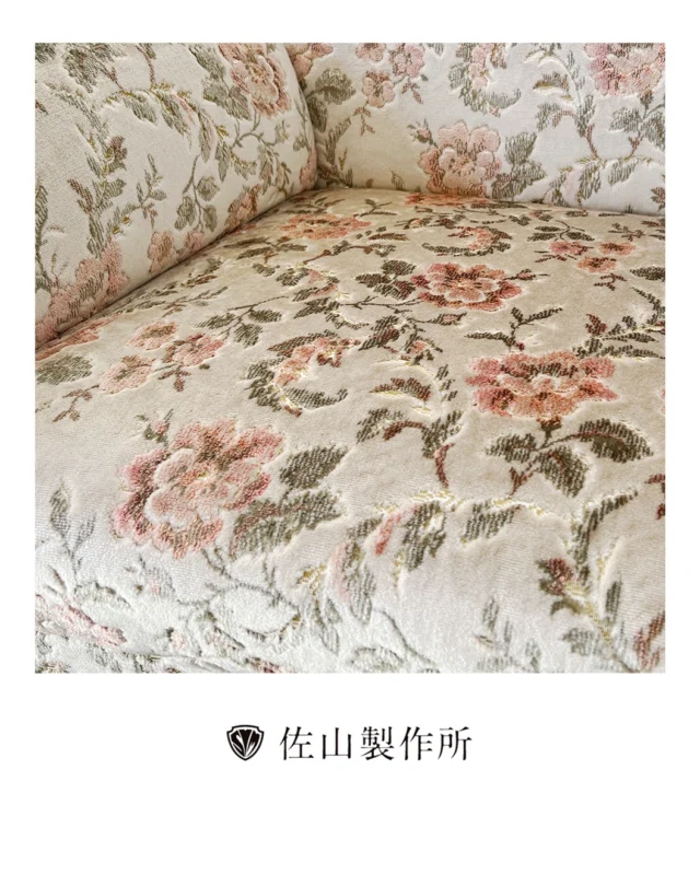 “Floral Moquette Chair Upholstery & Wood Restoration”

公法人団体組合事務所の椅子の張替えと、木部の塗装修理をさせていただきました。

張替えに使用したのは、サンゲツの「UP6112（マリフラワー）」
金華山織りの豪華な柄と、モケット生地特有の光沢と立体感が魅力の生地です。

細部までこだわり、クラシックでエレガントな仕上がりになりました。

#金華山織り #モケット　#佐山製作所
#椅子張替え　#Upholstery