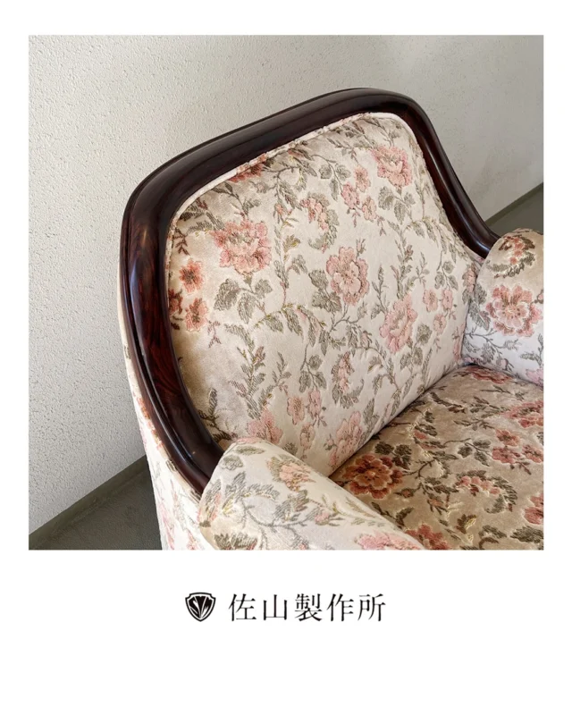 “Floral Moquette Chair Upholstery & Wood Restoration”

公法人団体組合事務所の椅子の張替えと、木部の塗装修理をさせていただきました。

張替えに使用したのは、サンゲツの「UP6112（マリフラワー）」
金華山織りの豪華な柄と、モケット生地特有の光沢と立体感が魅力の生地です。

細部までこだわり、クラシックでエレガントな仕上がりになりました。

#塗装修理 #furniturerestoration  #佐山製作所
#椅子張替え　#Upholstery