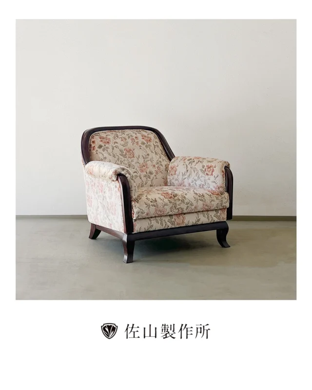 “Floral Moquette Chair Upholstery & Wood Restoration”

公法人団体組合事務所の椅子の張替えと、木部の塗装修理をさせていただきました。

張替えに使用したのは、サンゲツの「UP6112（マリフラワー）」
金華山織りの豪華な柄と、モケット生地特有の光沢と立体感が魅力の生地です。

細部までこだわり、クラシックでエレガントな仕上がりになりました。

#金華山織り #モケット　#佐山製作所
#椅子張替え　#Upholstery