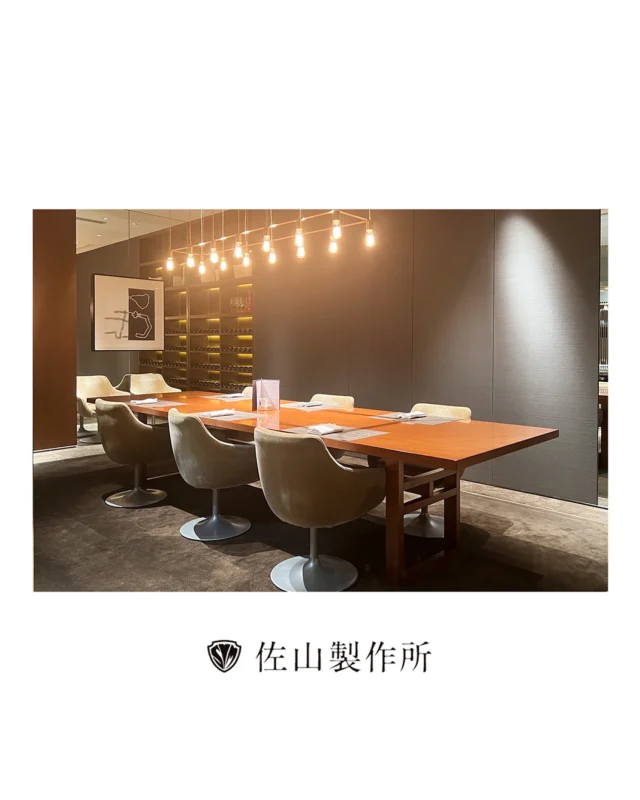 “Custom-made maple veneer table for a 4-star hotel private dining room.”

四つ星ホテル内レストランの個室用テーブルを、新規製作いたしました。

今回の製作には、その希少な美しさから「木の真珠」とも呼ばれるメープル突板を採用いたしました。
使い込むほどに味わい深い飴色へと変化していくのがメープルの特徴です。

格式高い個室の雰囲気を引き立てる、高級感あふれる仕上がりとなり、大変ご満足いただけました。

#madetoorderfurniture #オーダーメイド家具 #佐山製作所
#家具屋 #ホテル什器