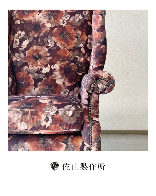 “Reupholstering wing chairs for British Hills, Fukushima.”

福島県の「パスポートのいらない英国」として有名なブリティッシュヒルズ様よりご依頼をいただき、ウィングチェアの張替えを施工いたしました。

海外から取り寄せた生地を使用し、英国の伝統的な様式美を損なわないよう、ボタンの引き込み加減や鋲（びょう）の配置に細心の注意を払って仕上げました。

#佐山製作所 #ウィングチェア張替え #reupholstery 
#家具屋 #furniturerestoration