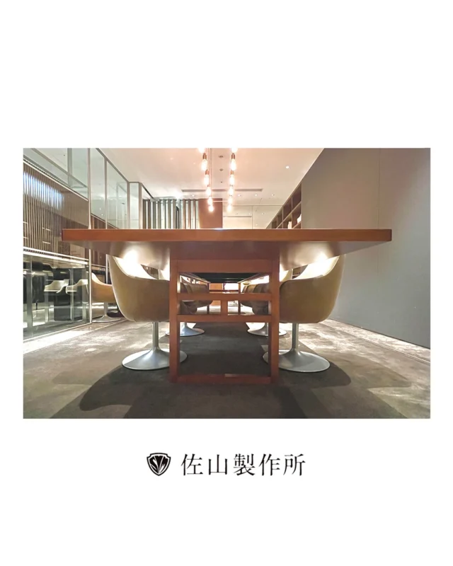 “Custom-made maple veneer table for a 4-star hotel private dining room.”

四つ星ホテル内レストランの個室用テーブルを、
新規製作いたしました。

今回の製作には、その希少な美しさから「木の真珠」とも呼ばれるメープル突板を採用いたしました。
使い込むほどに味わい深い飴色へと変化していくのが
メープルの特徴です。

格式高い個室の雰囲気を引き立てる、高級感あふれる仕上がりとなり、大変ご満足いただけました。

#madetoorderfurniture #オーダーメイド家具 #佐山製作所
#家具屋 #ホテル什器