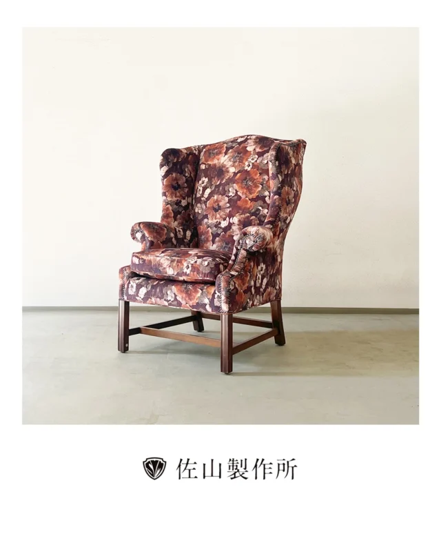 “Reupholstering wing chairs for British Hills, Fukushima.”

福島県の「パスポートのいらない英国」として有名なブリティッシュヒルズ様よりご依頼をいただき、ウィングチェアの張替えを施工いたしました。

海外から取り寄せた生地を使用し、英国の伝統的な様式美を損なわないよう、ボタンの引き込み加減や鋲（びょう）の配置に細心の注意を払って仕上げました。

#佐山製作所 #ウィングチェア張替え #reupholstery 
#家具屋 #furniturerestoration