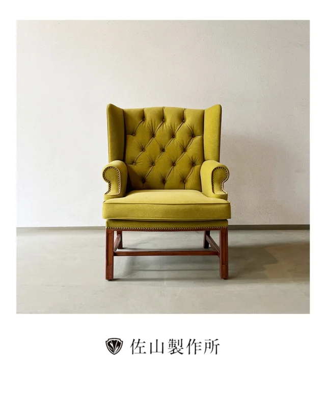 “Reupholstered Wing Chairs for Hotel Lounge”

東京都港区のホテルラウンジにて使用されているウィングチェアの張替えを承りました。

生地には、優れた防汚性と耐久性を誇るサンゲツ社の「アクアクリーン ノルディウォームII」を採用。
ホテルラウンジのような多くの方が日常的に使用される空間に適した素材です。

仕上げにおいては、鋲の選定からボタンの配置に至るまで、
既存のデザインを尊重しつつ、
より洗練された印象を与えるように細心の注意を払いました。

#佐山製作所 #ウィングチェア張替え #reupholstery 
#家具屋 #furniturerestoration