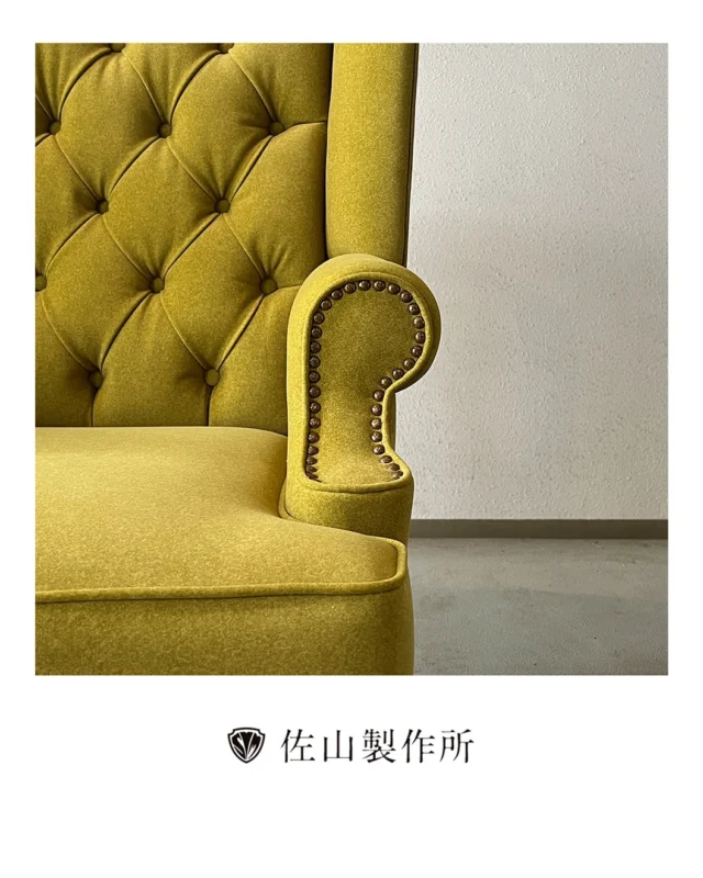 “Reupholstered Wing Chairs for Hotel Lounge”

東京都港区のホテルラウンジにて使用されているウィングチェアの張替えを承りました。

生地には、優れた防汚性と耐久性を誇るサンゲツ社の「アクアクリーン ノルディウォームII」を採用。
ホテルラウンジのような多くの方が日常的に使用される空間に適した素材です。

仕上げにおいては、鋲の選定からボタンの配置に至るまで、既存のデザインを尊重しつつ、より洗練された印象を与えるよう細心の注意を払いました。

#佐山製作所 #ウィングチェア張替え #reupholstery 
#家具屋 #furniturerestoration