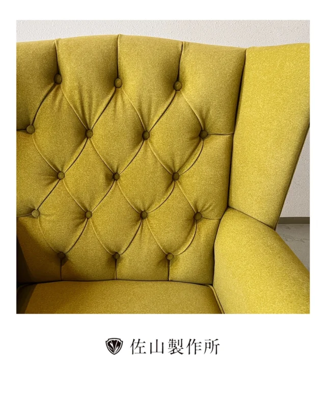 “Reupholstered Wing Chairs for Hotel Lounge”

東京都港区のホテルラウンジにて使用されているウィングチェアの張替えを承りました。

生地には、優れた防汚性と耐久性を誇るサンゲツ社の「アクアクリーン ノルディウォームII」を採用。
ホテルラウンジのような多くの方が日常的に使用される空間に適した素材です。

仕上げにおいては、鋲の選定からボタンの配置に至るまで、既存のデザインを尊重しつつ、より洗練された印象を与えるよう細心の注意を払いました。

#佐山製作所 #ウィングチェア張替え #reupholstery 
#家具屋 #furniturerestoration