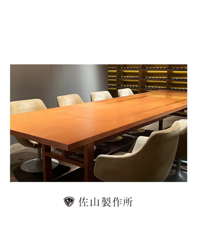 “Custom-made maple veneer table for a 4-star hotel private dining room.”

四つ星ホテル内レストランの個室用テーブルを、
新規製作いたしました。

今回の製作には、その希少な美しさから「木の真珠」とも呼ばれるメープル突板を採用いたしました。
使い込むほどに味わい深い飴色へと変化していくのが、
メープルの特徴です。

格式高い個室の雰囲気を引き立てる、高級感あふれる仕上がりとなり、大変ご満足いただけました。

#madetoorderfurniture #オーダーメイド家具 #佐山製作所
#家具屋 #ホテル什器