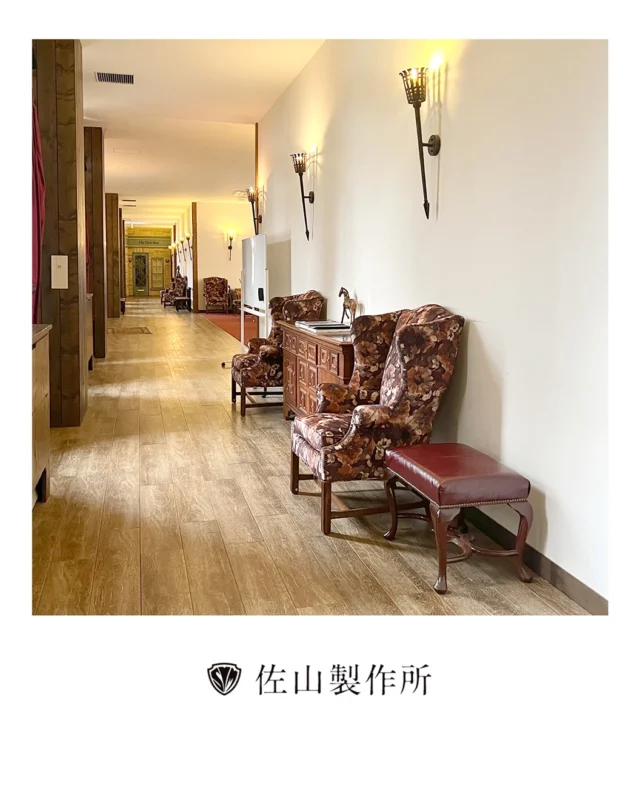 “Reupholstering wing chairs for British Hills, Fukushima.”

福島県の「パスポートのいらない英国」として有名なブリティッシュヒルズ様よりご依頼をいただき、ウィングチェアの張替えを施工いたしました。

海外から取り寄せた生地を使用し、英国の伝統的な様式美を損なわないよう、ボタンの引き込み加減や鋲（びょう）の配置に細心の注意を払って仕上げました。

#佐山製作所 #ウィングチェア張替え #reupholstery 
#家具屋 #furniturerestoration